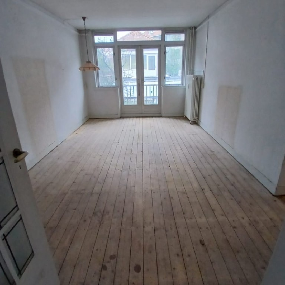 Opgeruimde kamer na de verhuizing