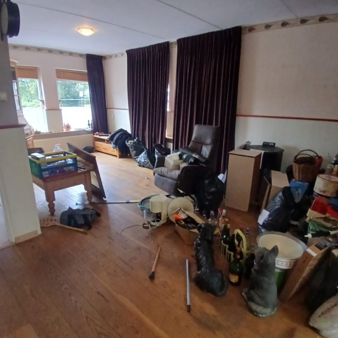 Rommelige woonkamer voor de verhuizing