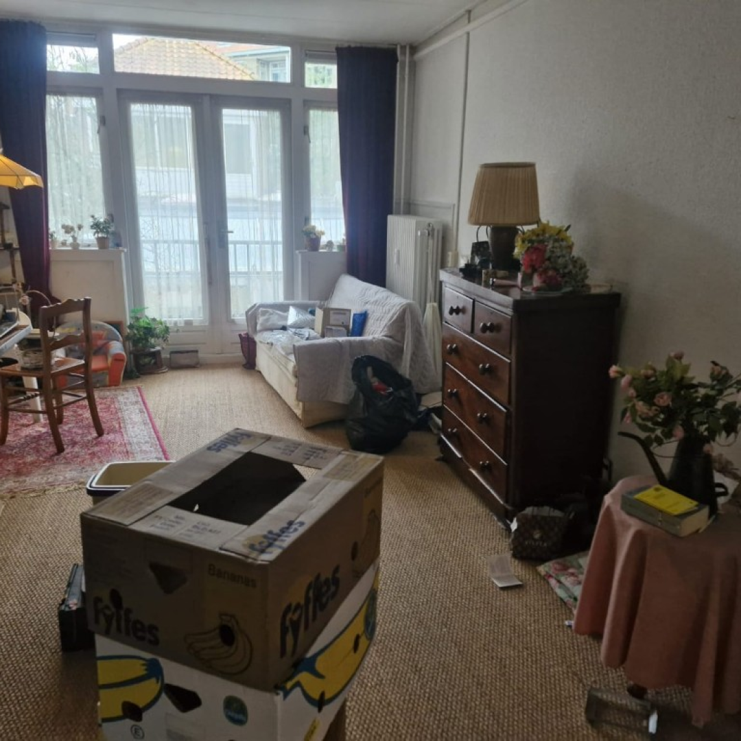 Woonkamer met dozen en meubels voor de verhuizing
